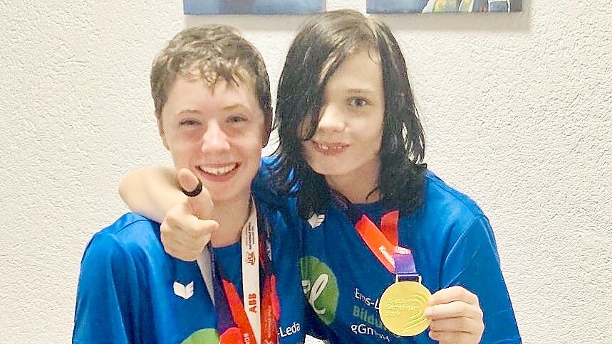 Mit jeweils einer Goldmedaille kehrten Anna Lena Braun (links) und Kayla Banasch (rechts) von den Deutschen Meisterschaften der Special Olympics zurück. Foto: privat