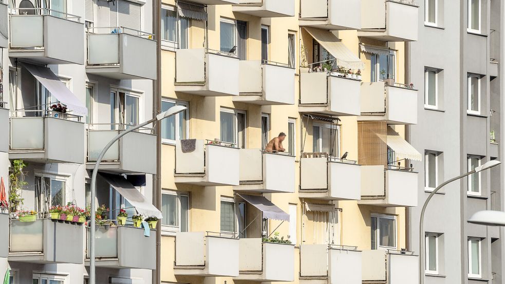 Während Klimaanlagen nur private Innenräume kühlen und ihre Abwärme die Straßenluft für alle anderen zusätzlich aufheizen, sorgen schattige Parks, Bäume und eine entsiegelte Stadtplanung für ein angenehmes Klima, das allen zugutekommt. Foto: IMAGO/Wolfgang Maria Weber