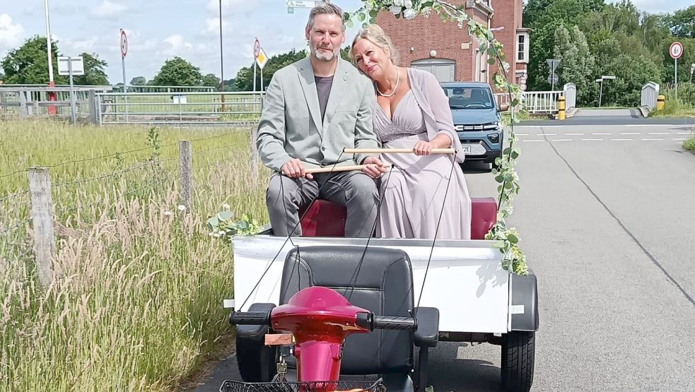 Daniela und Sven Raida strahlen nach ihrer Trauung: Die Nachbarn überraschten das Brautpaar mit einer ungewöhnlichen Fahrt am Deich. Fotos: privat