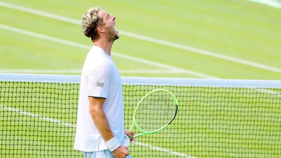 Glücklich und erleichtert feierte Jan-Lennard Struff seinen Zweitrunden-Einzug in Wimbledon. Foto: Frank Molter