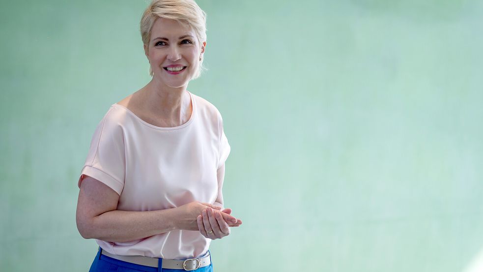 Mecklenburg-Vorpommerns Ministerpräsidentin Manuela Schwesig (SPD) ärgert es, dass die Rentenkommission keine Rente nach Beitragsjahren vorgeschlagen hat. Ein Kommissionsmitglied sagt: Sie hat das System nicht kapiert. Foto: IMAGO/Bernd Elmenthaler