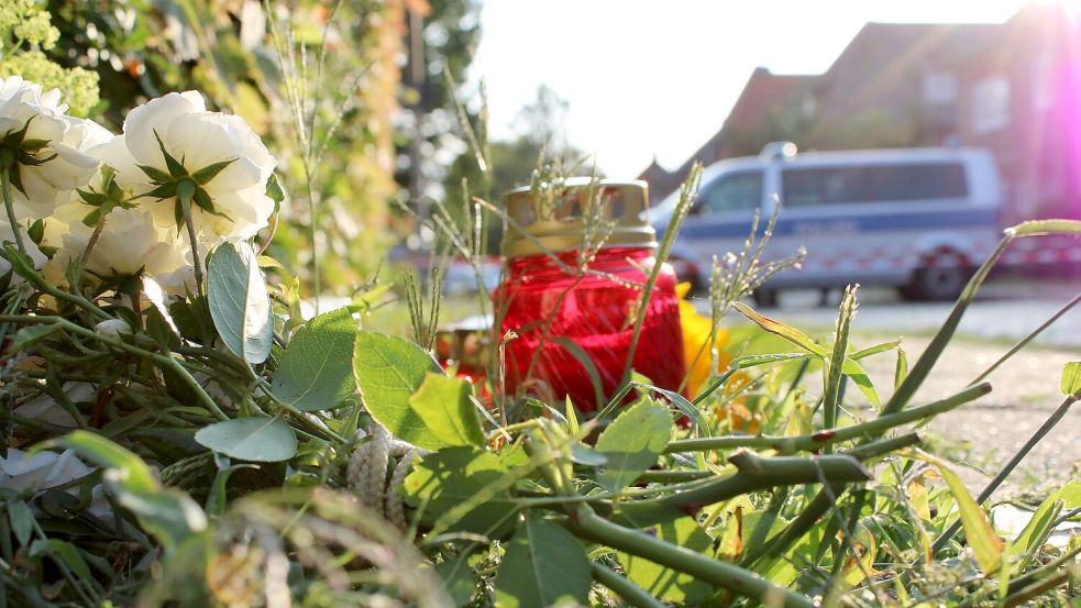 Blumen und Kerzen erinnern an die Opfer. Foto: Kai Moorschlatt/dpa