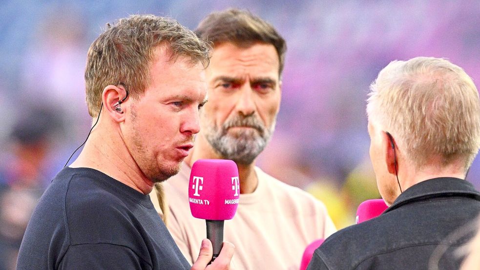 Julian Nagelsmann im Interview - und Jürgen Klopp hört zu. Foto: Tom Weller/dpa