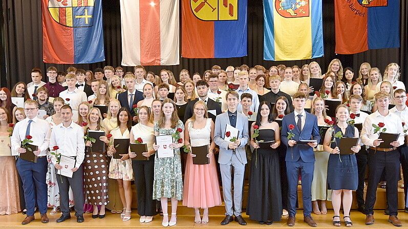 Die Abiturienten des Albertus-Magnus-Gymnasiums in Friesoythe stellten sich mit ihren Abitur-Zeugnissen zum Gruppenbild im Forum am Hansaplatz auf. Foto: AMG