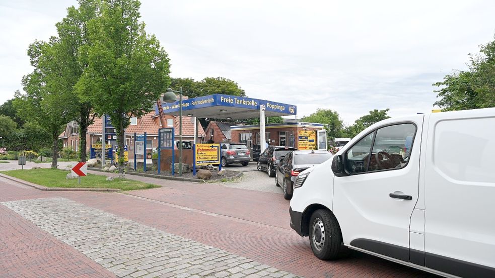 Weil morgen der Tankrabatt endet, wollen viele Autofahrerinnen und Autofahrer vorher noch einmal volltanken. Dieses Foto ist in der Mühlenstraße in Greetsiel entstanden. Foto: Heinz Wagenaar