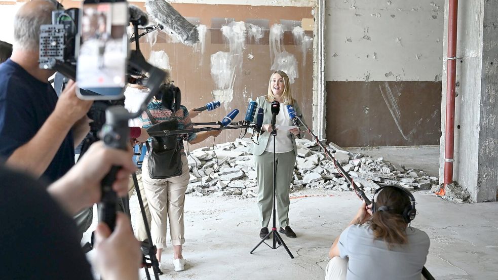 Bauministerin Verena Hubertz schaute sich in Berlin den Umbau zu Wohneinheiten an. Foto: Elisa Schu