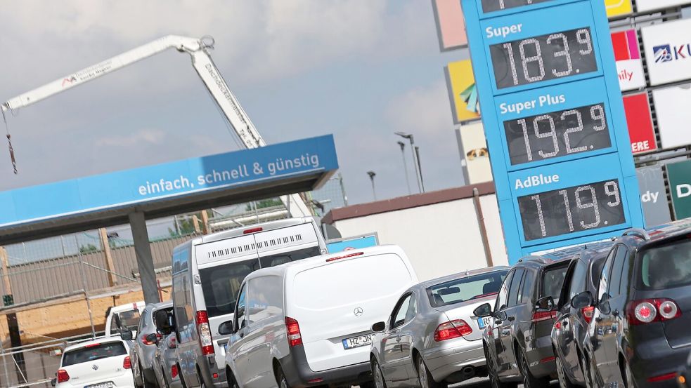 Teilweise kam es an Tankstellen zu Schlangen. Foto: Matthias Bein