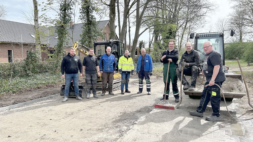Zum Gruppenbild stellten sich die freiwilligen Helfer auf, die bei der Feuerwehr Folmhusen einen Bouleplatz erstellt haben. Foto: Privat