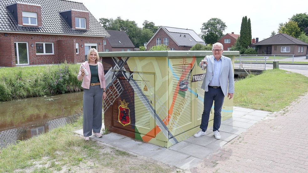 Präsentierten die erste künstlerisch gestaltete Netzstation in Papenburg: Bürgermeisterin Vanessa Gattung und EWE NETZ-Kommunalbetreuer Gerd Niemann am Standort „Umländerwiek links 21“. Foto: Celine Heckmann