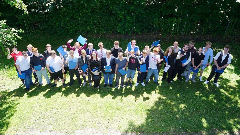 Der Abschlussjahrgang 2026 der Soeste-Schule stellte sich mit seinen Zeugnissen zum Gruppenfoto auf. Foto: Soeste-Schule