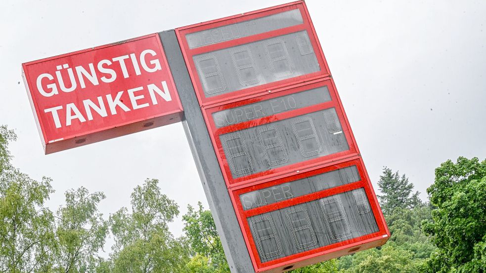 Mit günstigem Tanken dürfte es bald vorbei sein. Der Tankrabatt endet in der Nacht zum Mittwoch. (Archivbild) Foto: Jason Tschepljakow/dpa