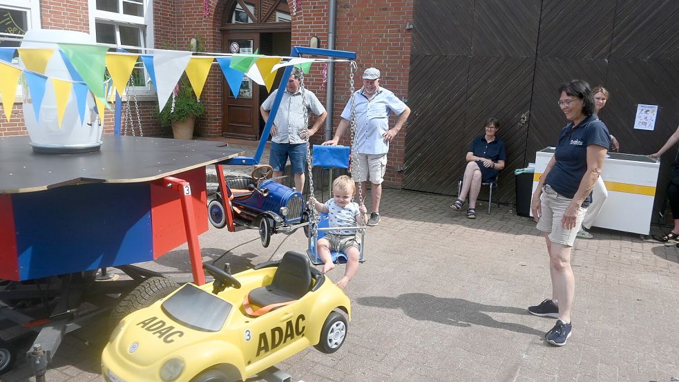 Das selbst gebaute Karussell gefiel den Kindern. Foto: Holger Weers