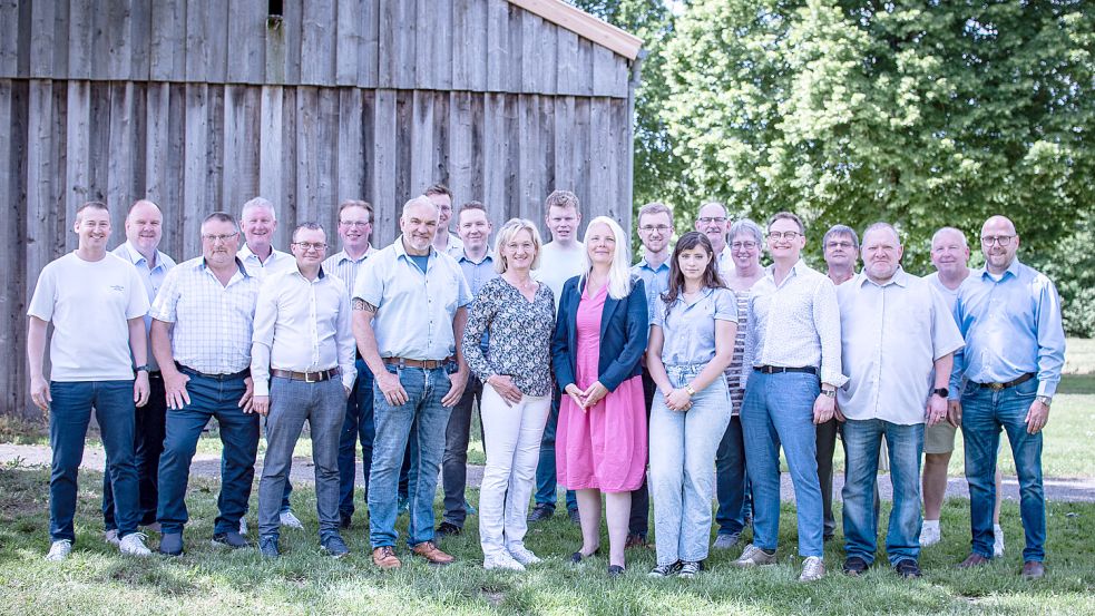 Das Gruppenfoto zeigt einige der CDU-Kandidaten für den Gemeinderat Westoverledingen und für die einzelnen Ortsräte. Zu sehen sind (hintere Reihe, von links) Jan-Uwe Kromminga, Ingo Janssen, Bernhard Bekebrok, Hans Heidelberg, Patrick Haak, Fokko Brüning, Tom Heßling, Berthold Funk, Ocka Maßmann, Zbigniew Bienkowski und Jörg-Martin Müller sowie (vordere Reihe, von links) Dennis Hillmer, Alwin Skerat, Philipp Sempell, Jörg Eden, Anja Bruns, Silke Kuhlemann, Amy Gruhs-Lopez, Jörg Vollbrecht, Dirk Steinmetz und Jan-Weert Krause. Foto: CDU Westoverledingen