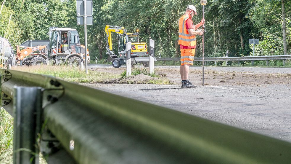 Die Baustelle wurde auf der L 24 wurde eingerichtet. Foto: Klaus Ortgies