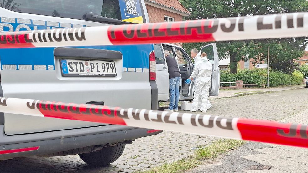 Die Ermittler führen umfangreiche Tatortaufnahmen und -vermessungen durch. Foto: Kai Moorschlatt/dpa