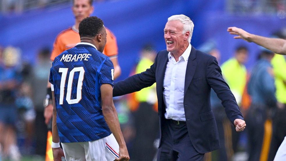 Sein Tor zum 1:0 bejubelte Kylian Mbappé (l.) mit Trainer Didier Deschamps. Foto: Tom Weller/dpa