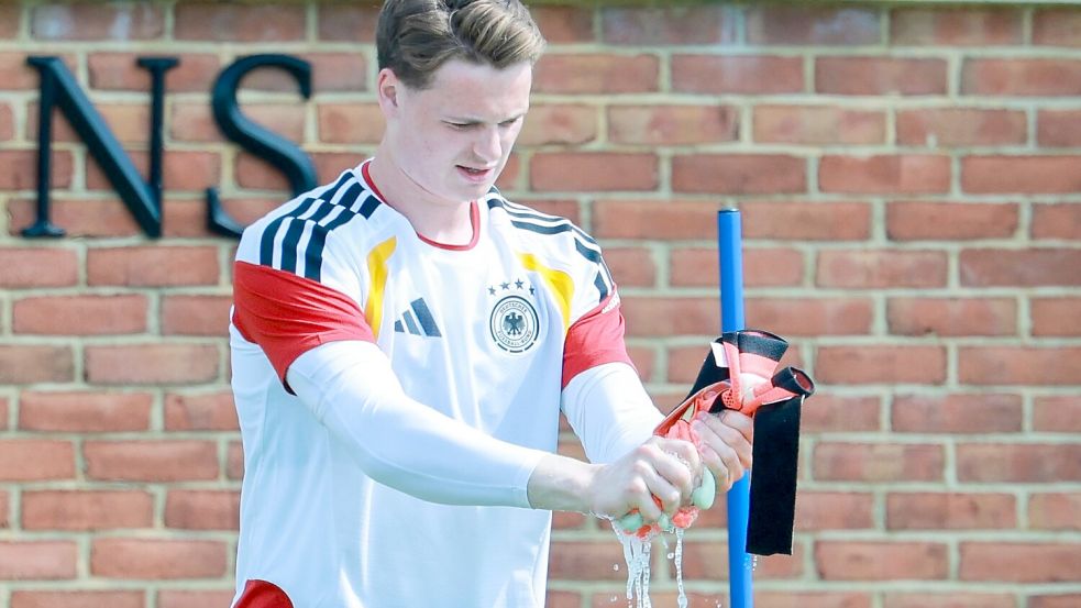 Schnupperkurs als Trainingstorwart bei der WM: Jonas Urbig. (Archivbild) Foto: Jan Woitas/dpa