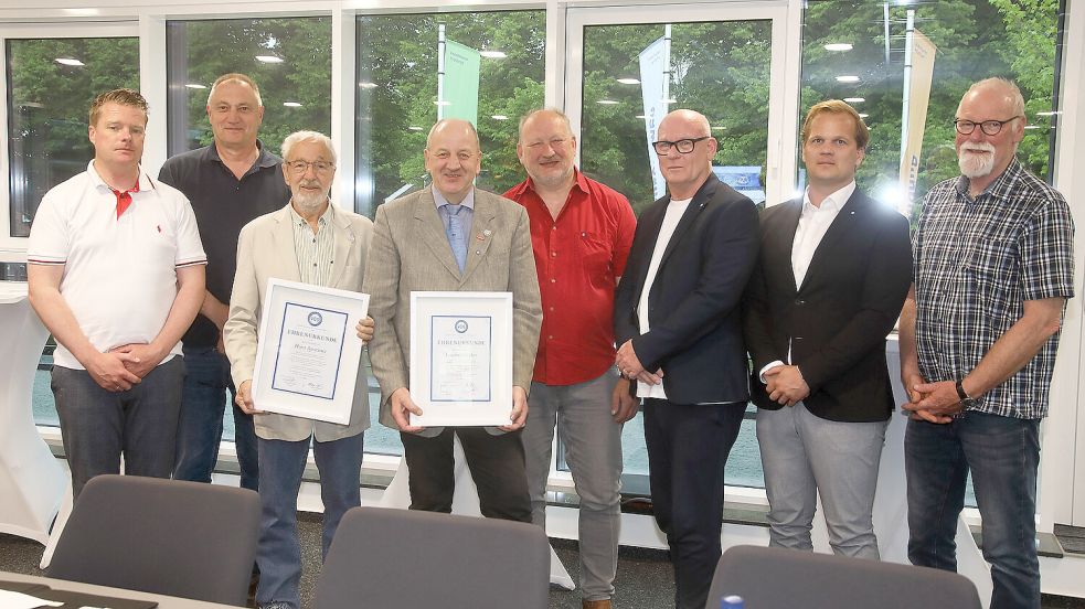 Der neue VOS-Vorstand verabschiedete Horst Amstätter und Friedrich Lüpkes (dritter und vierter von links): Kassenwart Jörg Eilers (von links), Rechnungsprüfer Ralf Janssen, Schriftführer Andreas Berghaus, Vorsitzender Herbert Otte, stellvertretender Vorsitzender Stefan Flick und Rechnungsprüfer Andreas Duhme. Fotos: VOS/M. Ekkenga
