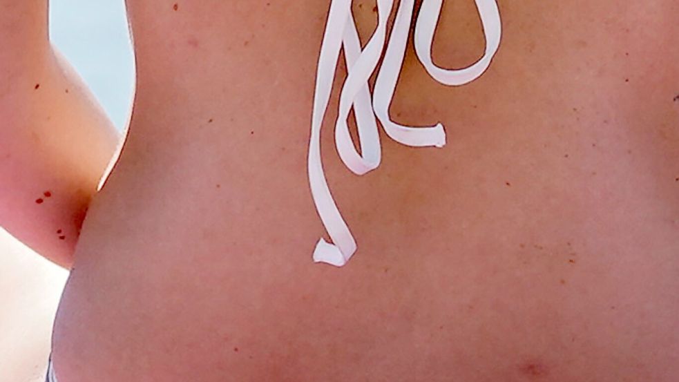 Der Bikini war nie nur Bademode. Er war immer auch ein Testfeld: für Moral, für Freiheit, für Sichtbarkeit. (Illustration) Foto: Uwe Anspach/dpa/dpa-tmn