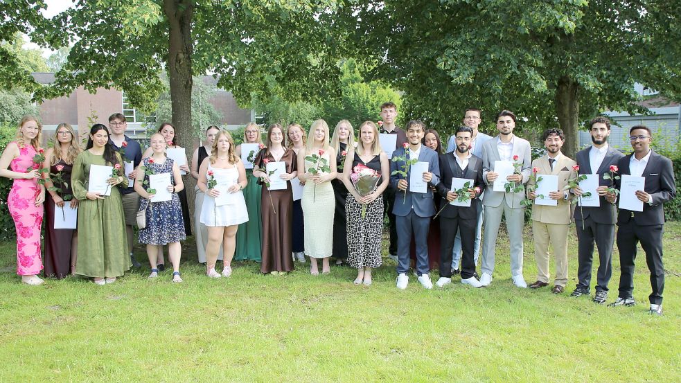 Fachoberschule Gesundheit und Soziales: (von links) Shirley-Ann Hündling, Emily Klaassen, Bushra Zabar, Jesco Golobek, Lina Springhub, Emma Hecking, Vanessa Willms, Finja Kührsen, Amelie Bruns, Dana Röttgers, Lea Janßen, Eske Uffen, Mia Janssen, Carina Lüppen, Max Thieken, Jalaleddin Malatialy, Kimberly Ike, Bashar Amohamed Ali, Davison Brink, Ahmed Alallam, Sheyar Shikho, Abdulrahman Shaaban, Abdiasis Aweys Suudi.