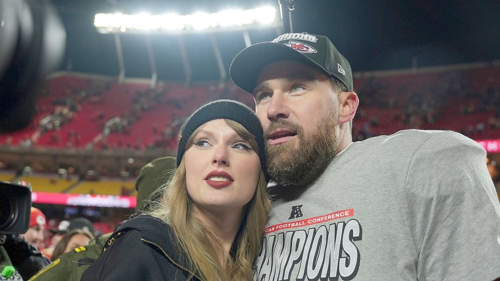 Geben sich vermutlich sehr bald das Jawort: Sängerin Taylor Swift und Footballer Travis Kelce. Foto: Charlie Riedel/AP/dpa