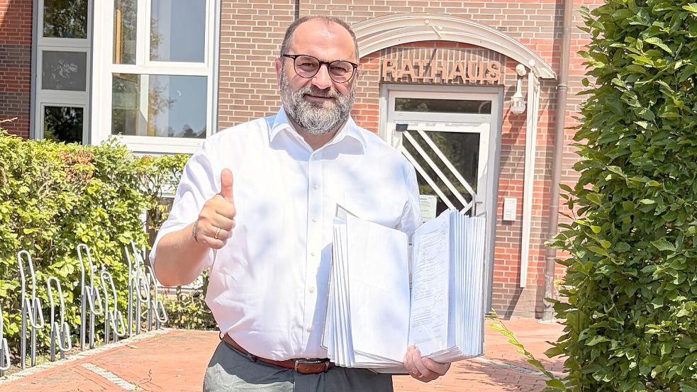 Sven Stratmann steht vor dem Rathaus in Ramsloh. Mit der Übergabe von 463 Unterstützer-Unterschriften hat der 54-Jährige die rechtliche Voraussetzung für seine Kandidatur als parteiloser Bewerber für das Bürgermeisteramt im Saterland geschaffen. Foto: privat/Team Stratmann