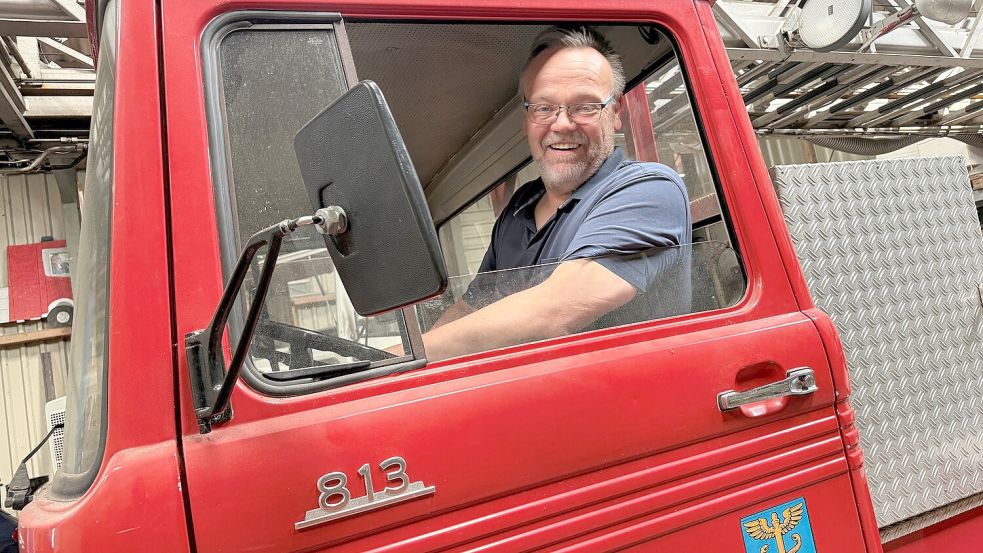 Peter Schmidt hat das alte Drehleiter-Fahrzeug der Feuerwehr Westrhauderfehn gekauft. Foto: Dirk Hellmers