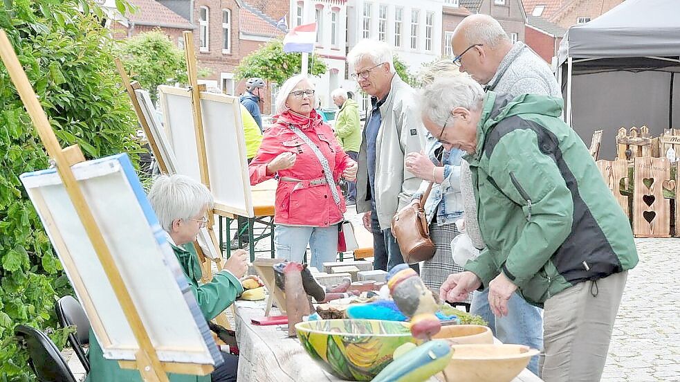 Neben regionalen Produkten wird auf dem Hafenmarkt in Weener viel Kunst und Handwerk angeboten. Foto: Bodo Wolters/Archiv