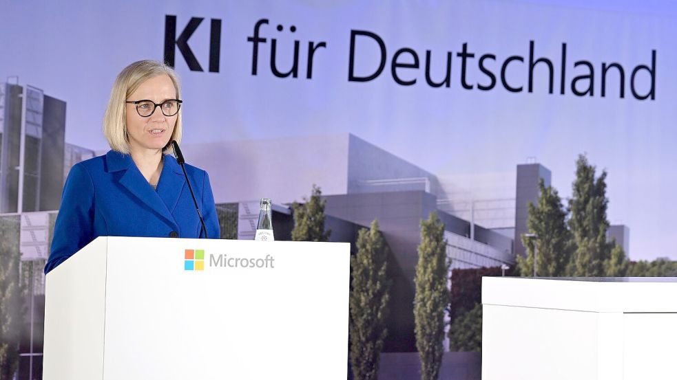 Microsoft-Deutschlandchefin Agnes Heftberger beim Spatenstich für eins der drei bereits bekannten KI-Rechenzentren von Microsoft im Rheinischen Revier im März. (Archivbild) Foto: Wolf von Dewitz/dpa