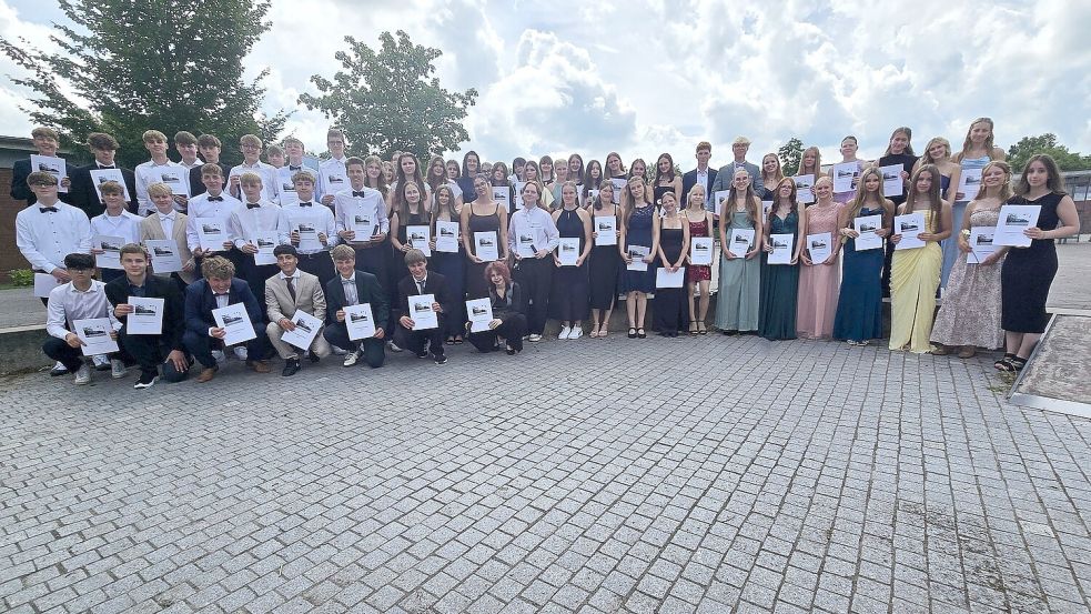 Der Jahrgang 10 des Laurentius-Siemer-Gymnasiums in Ramsloh hat sich mit seinen Abschlusszeugnissen zum Gruppenbild aufgestellt. Foto: LSG