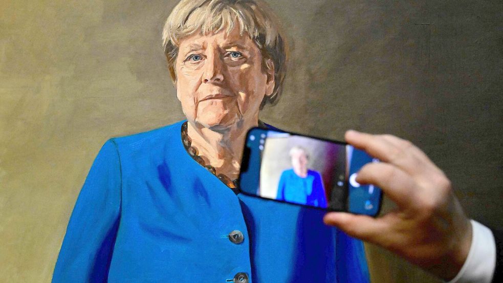 So also sieht sie sich selbst: Angela Merkel hat den jungen Künstler Jérémy Queyras ihr Porträt für die Kanzlergalerie malen lassen. „Ein unvergessliches Abenteuer“, sei das gewesen. Foto: TOBIAS SCHWARZ