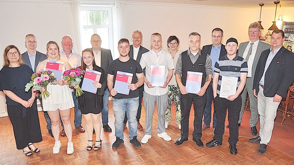 Die jungen Fachkräfte präsentieren stolz ihre Zeugnisse (vorne, von links): Samanta Schmidt, Erika Pik, Sebastian Neckning, Chris-Leon Kaulbach, Nils Eilers und Marec Riekmann. Obermeister Markus Leggedör (rechts) hielt die Festrede. Foto: Bodo Wolters