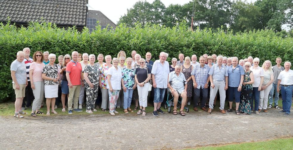 Bei der Schützenhalle in Reekenfeld trafen sich die ehemaligen Schüler der damaligen Volksschulen Reekenfeld und Kamperfehn. Foto: Hans Passmann