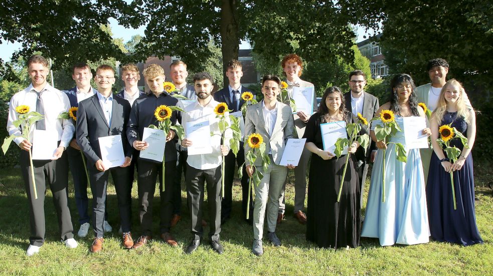 Auf dem Abschlussfoto sind (von links nach rechts) zu sehen: Jan Luca Rott, Maik Babicev, Leif Thore Duitsmann, Bendix Jonathan Günter Tönjes, Noah Weers, Alexander Schuurmans, Roy Bou-Chakra, Marten Joost Theile, Dimitri Broering De Donato, Micha Winkelmann, Vanessa Quach, Joulan Jabr, Margaret Leonor Treustädt Taveras, Nemat Amiri und Lina Feldmann. Foto: Schule
