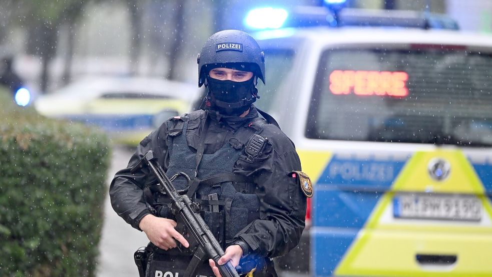 Wegen der Bedrohungslage waren auch schwer bewaffnete Polizisten im Einsatz. Foto: Sven Hoppe/dpa