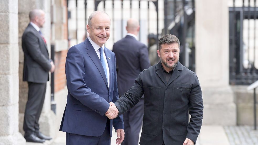 Der ukrainische Präsident Wolodymyr Selenskyj (r) reiste als Ehrengast zu Eröffnungsfeier nach Dublin. Er wurde von Regierungschef Micheál Martin begrüßt. Foto: Niall Carson