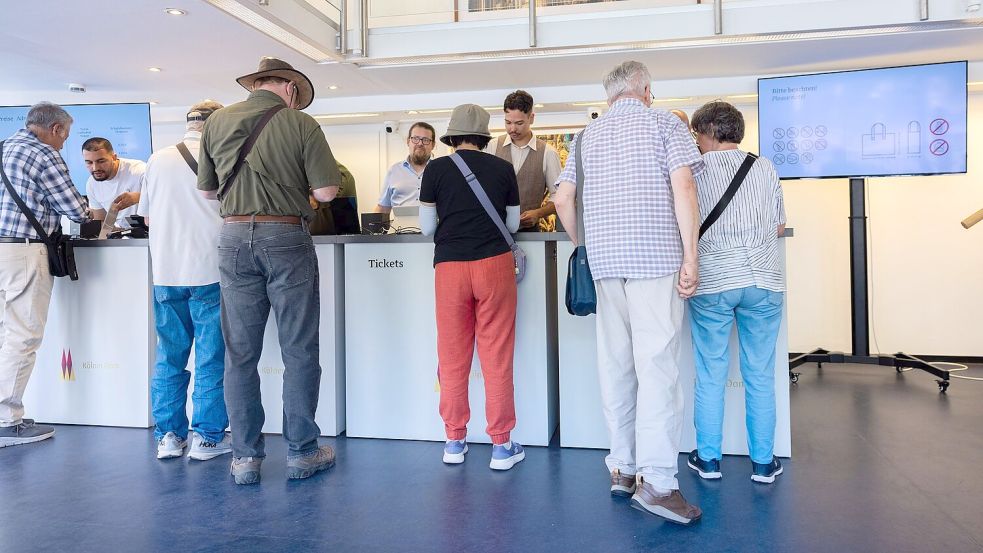 Am Roncalliplatz 2, südlich des Doms, werden Tickets verkauft. Foto: Rolf Vennenbernd