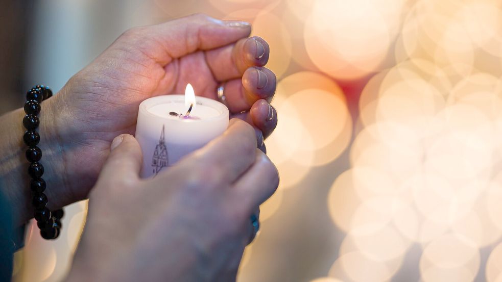 Nach der Tötung von sechs Menschen in Stade haben viele Menschen bei einem Trauergottesdienst Trost und Gemeinschaft gesucht. Foto: Moritz Frankenberg