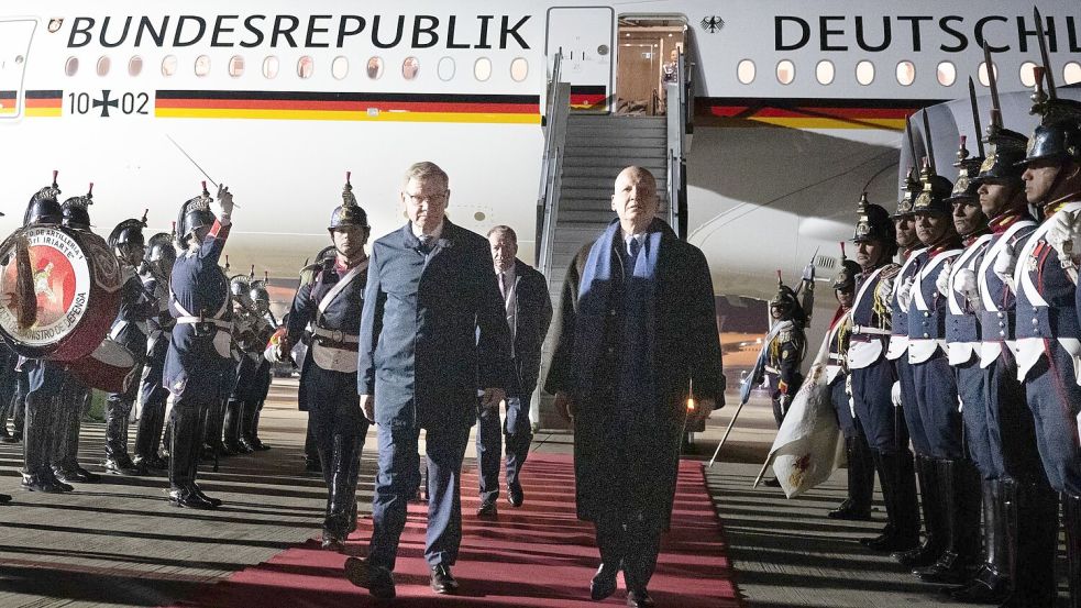 Außenminister Johann Wadephul (CDU) bei der Ankunft in Argentinien. Foto: Boris Roessler