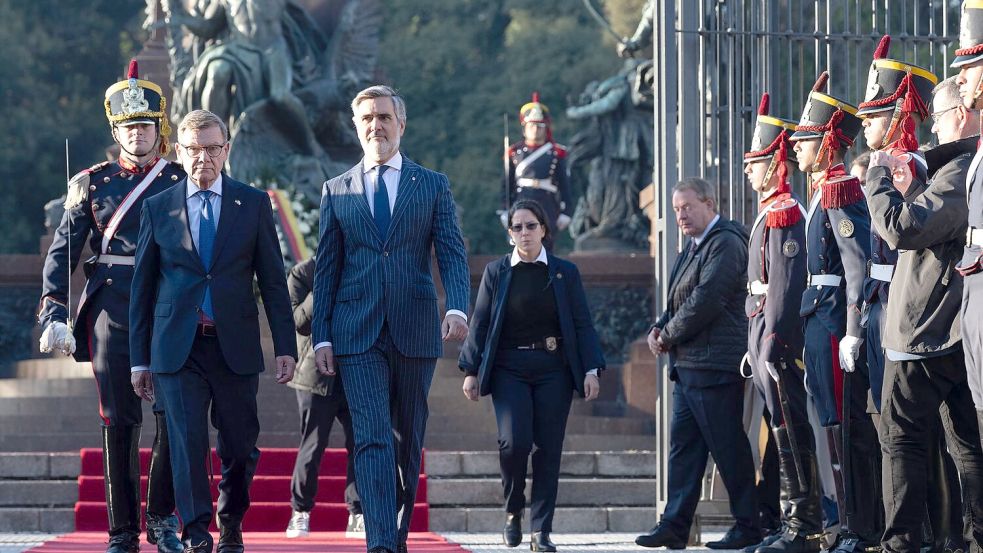 Außenminister Johann Wadephul (CDU, l.) ehrt in der argentinischen Hauptstadt Buenos Aires den Freiheitskämpfer José de San Martin. Foto: Boris Roessler