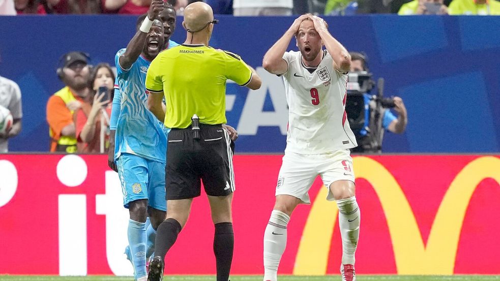 Kein Elfmeterpfiff: Harry Kane (r) ist fassungslos. Foto: Martin Rickett