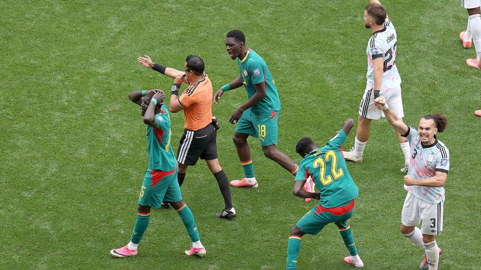 Der Elfmeter-Pfiff von Referee Martinez erzürnte die Senegalesen. Foto: Maddy Grassy