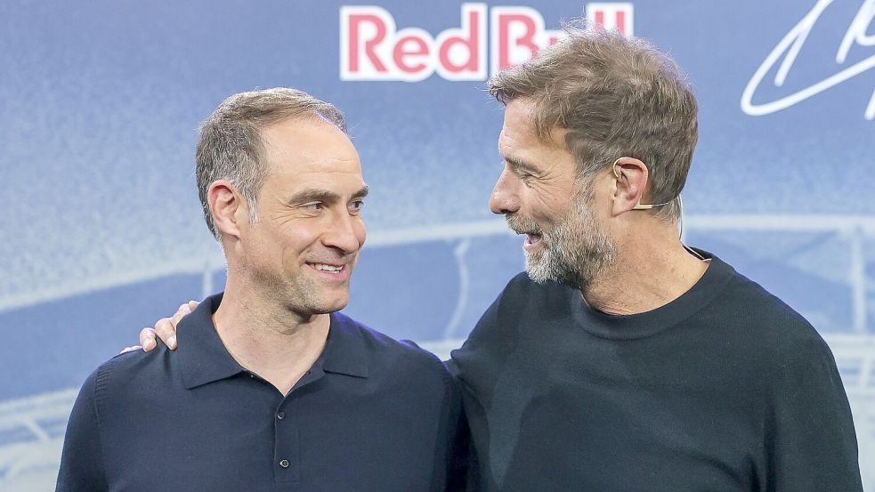 Jürgen Klopp (r) und sein Chef bei Red Bull, Oliver Mintzlaff. (Archivbild) Foto: Jan Woitas