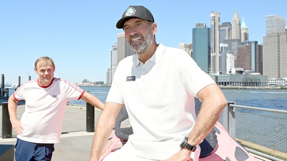 Jprgen Klopp in New York bei einem Werbetermin während der WM mit Adidas-Chef Björn Gulden (l). (Archibild) Foto: Federico Gambarini