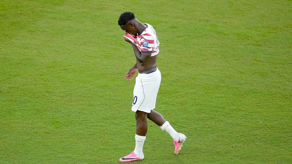 Erst Jubel, dann Frust: Folarin Balogun sah eine umstrittene Rote Karte. Foto: Jeff Chiu