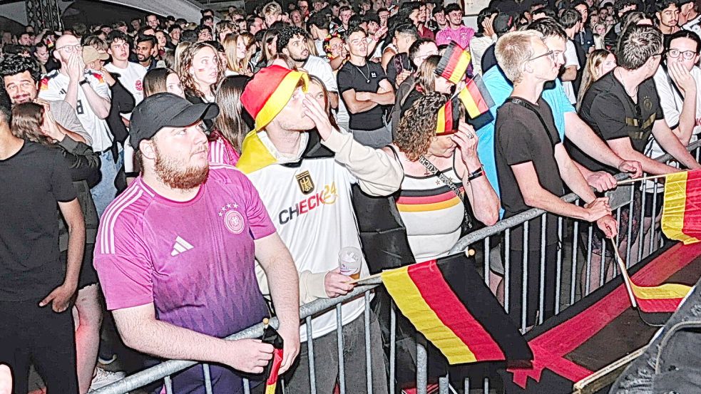 Hoffen und Bangen in Leer: Beim Public Viewing in der Fetenscheune war einiges los. Foto: Bodo Wolters
