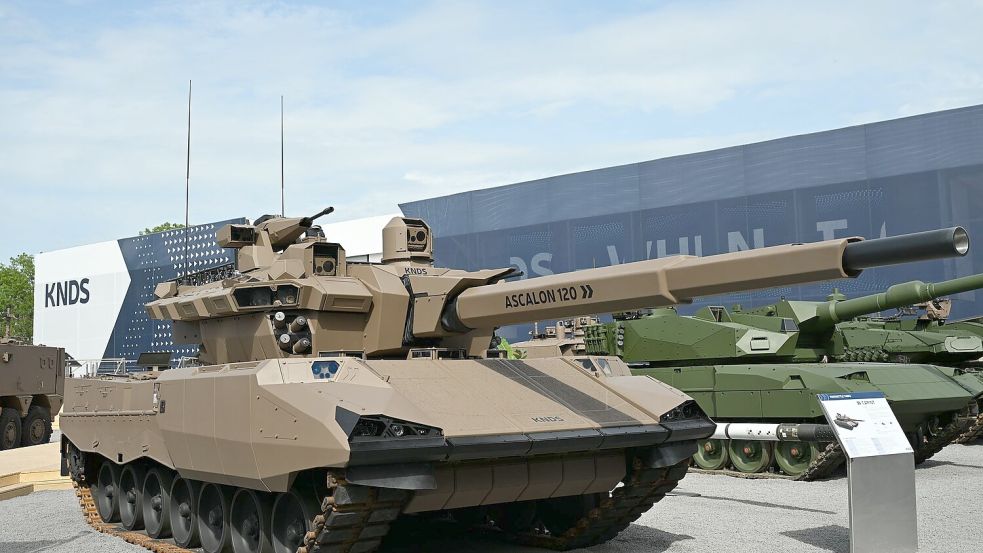 Der Capint-Kampfpanzer von KNDS France, rechts daneben in grün zwei Leopard-Kampfpanzer. Foto: Wolf von Dewitz
