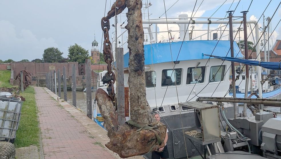 Spektakulärer Fang für Nanno Bruhns. Der Ditzumer Fischer hat diesen Anker aus der Nordsee gezogen. Foto: Nanno Bruhns