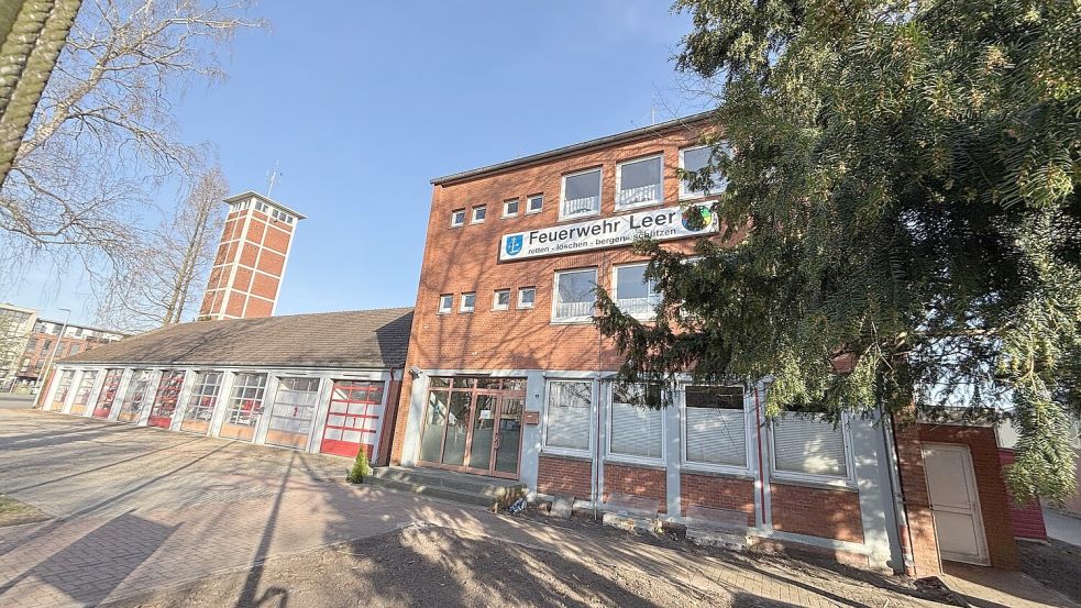 Das Gebäude der Leeraner Ortsfeuerwehr auf der Nesse ist in die Jahre gekommen. Foto: Jonas Bothe/Archiv
