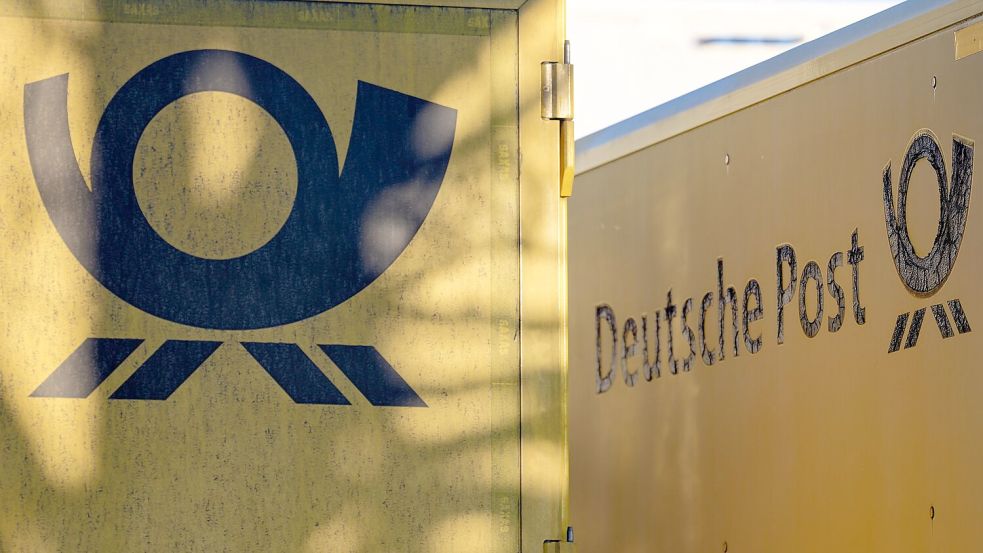 Das gute alte Posthorn, das Logo der Deutschen Post - hier an Lastwagen, die vor einem Kölner Briefzentrum parken. Foto: Henning Kaiser